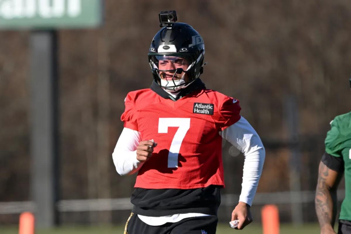 Justin Fields’ Jets season takes another miserable turn with sudden injury