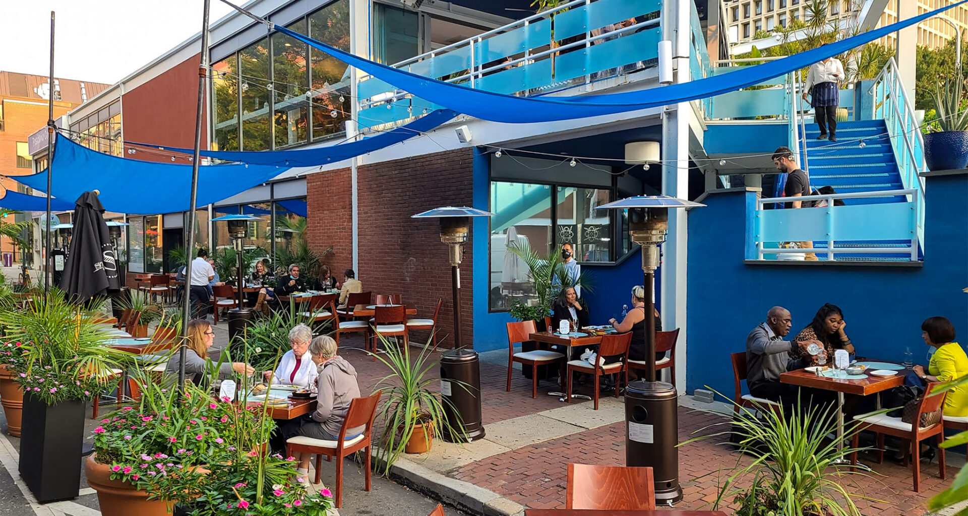 Restaurateurs call for expanded sidewalk dining ahead of 2026 tourism surge