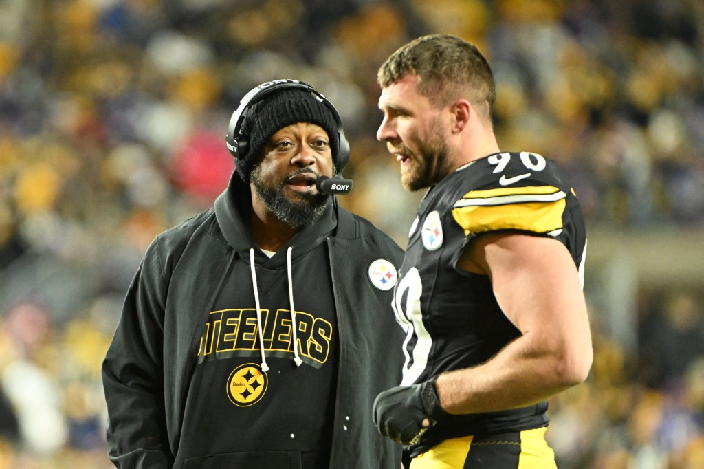 Steelers coach Mike Tomlin (l.) speaks with linebacker TJ Watt (r.) during a game against the Bills on Nov. 30, 2025.