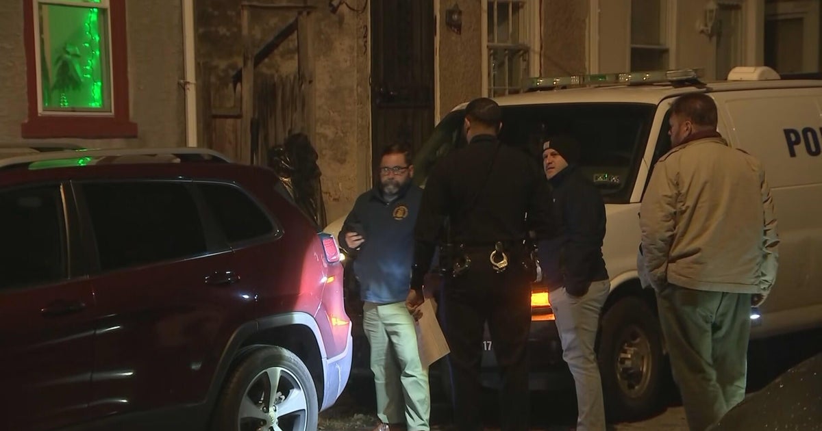 2 wanted for allegedly shooting man after trying to rob him of his coat in Philadelphia, police say