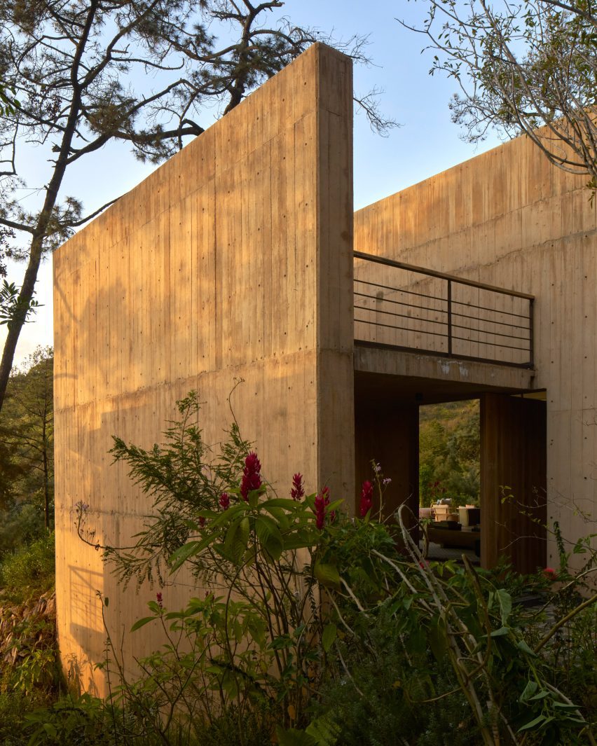 Concrete wall at Rancho del Bosque house in Valle de Bravo by Sordo Madaleno