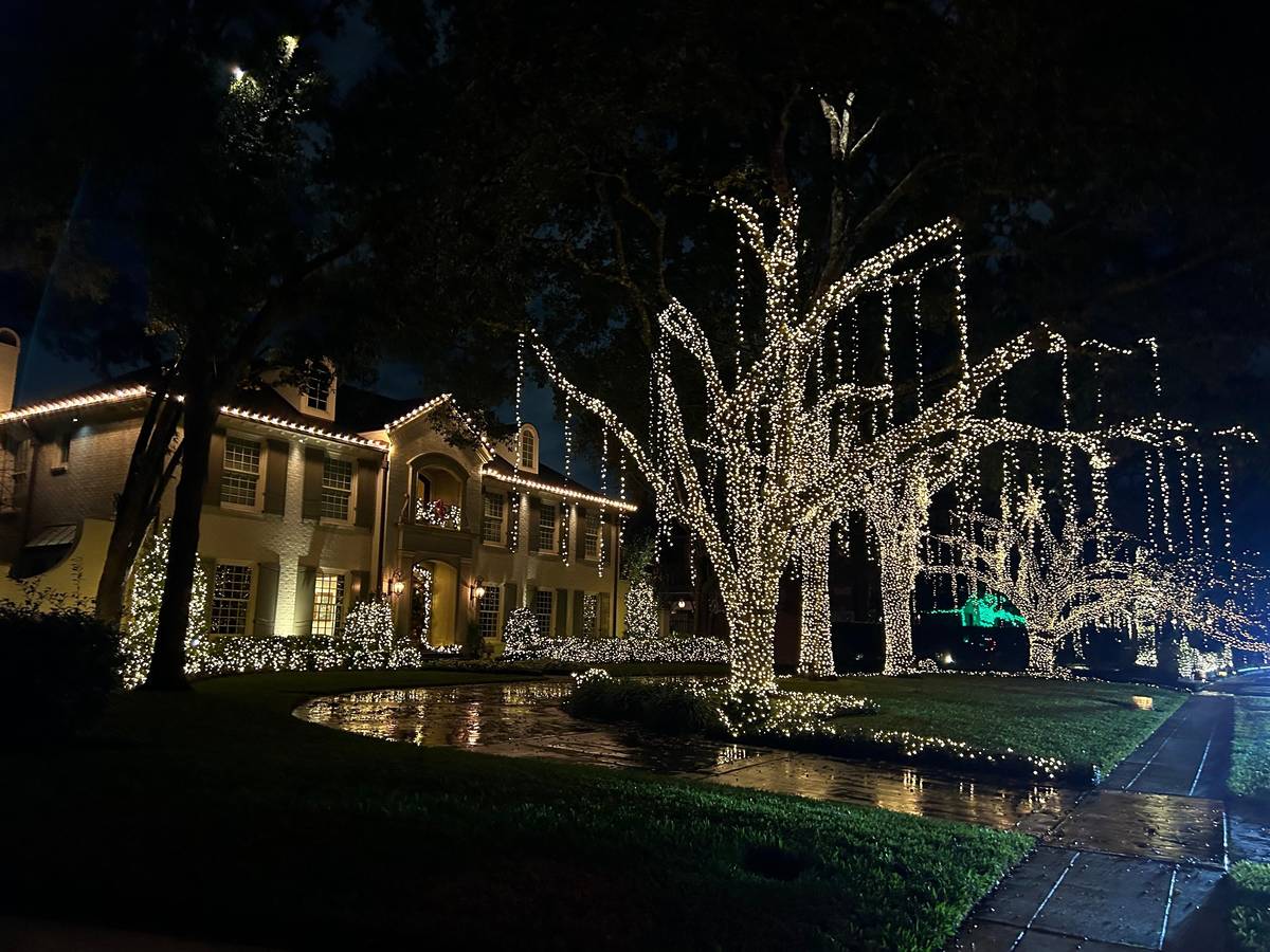 Your Guide to Cruising the River Oaks Christmas Lights