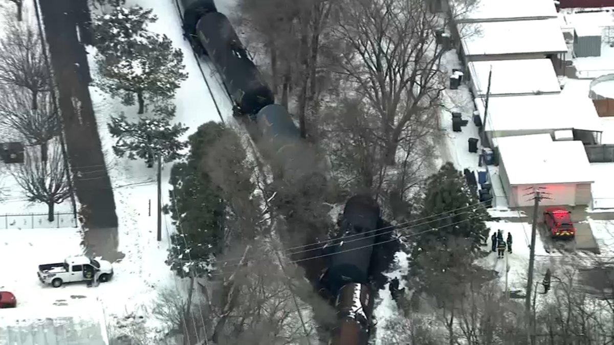 Freight train derails on Chicago’s Far South Side – NBC Chicago