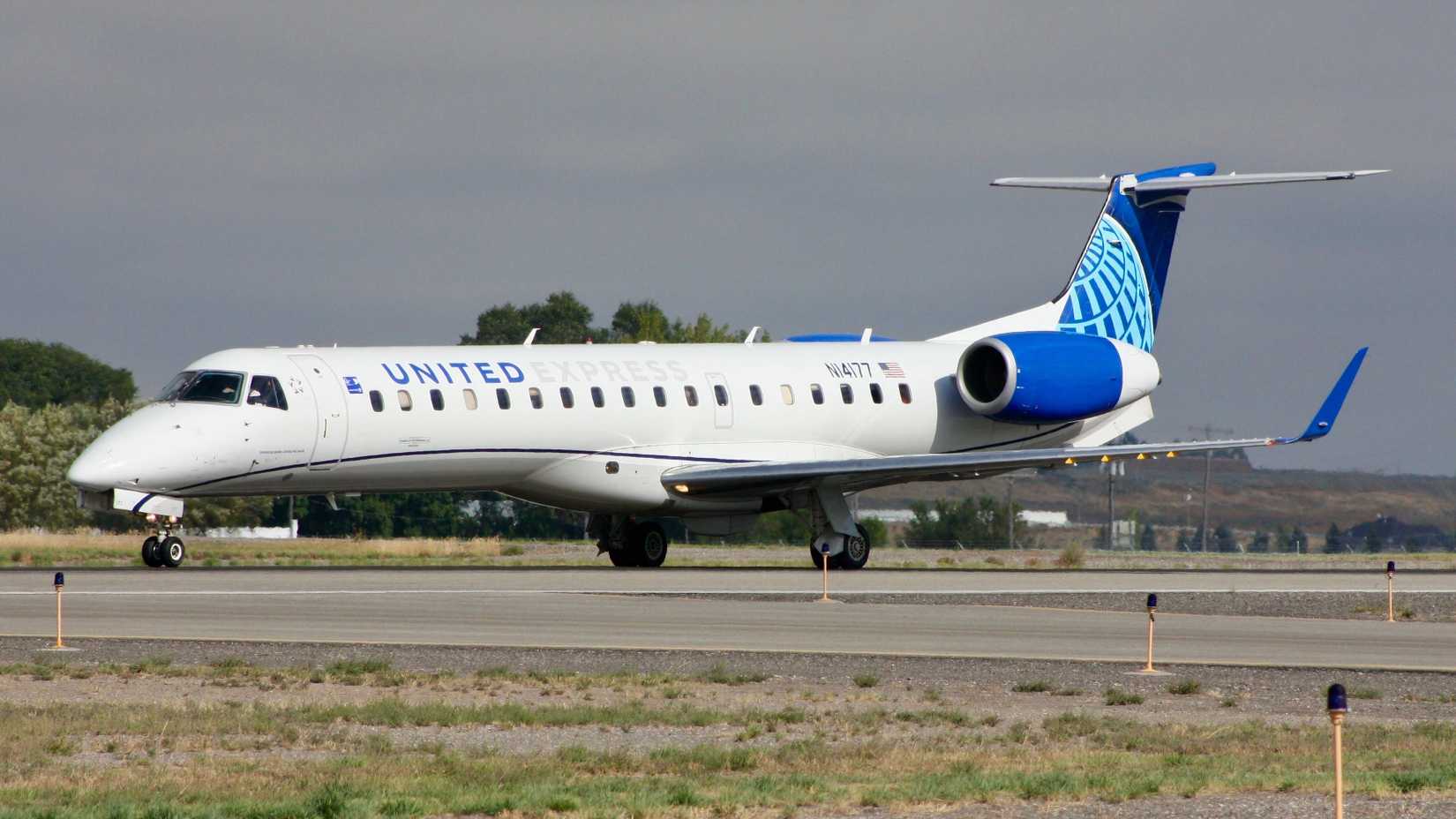United Express ERJ145 shutterstock_2164428703