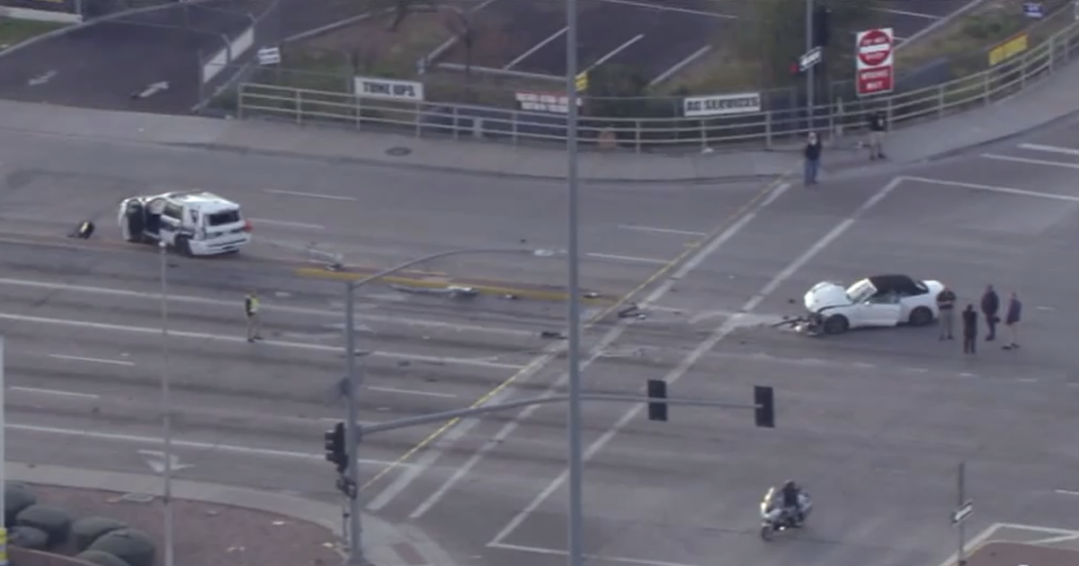 Two crashes involving Phoenix police officers under investigation