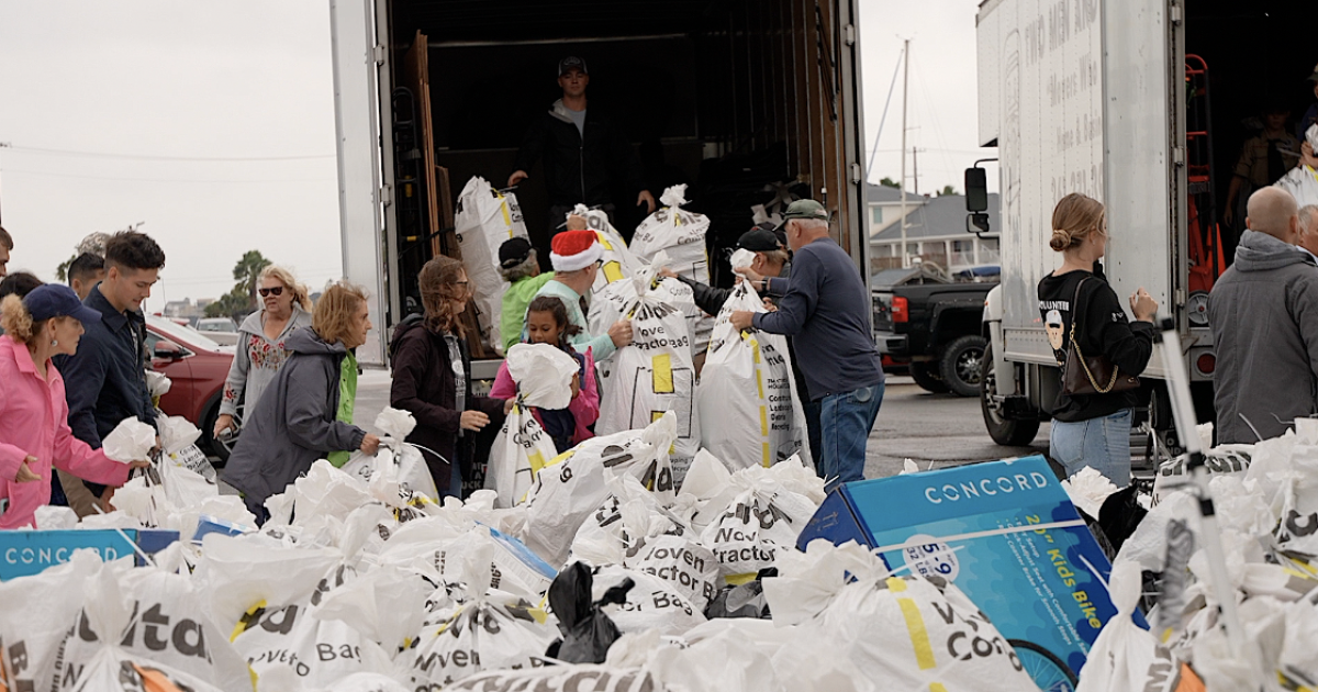 La Posada Foundation and U.S. Marines collect thousands of toys for kids in need