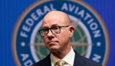 Democratic Senator criticizes FAA chief for failing to sell Republic Airways stock