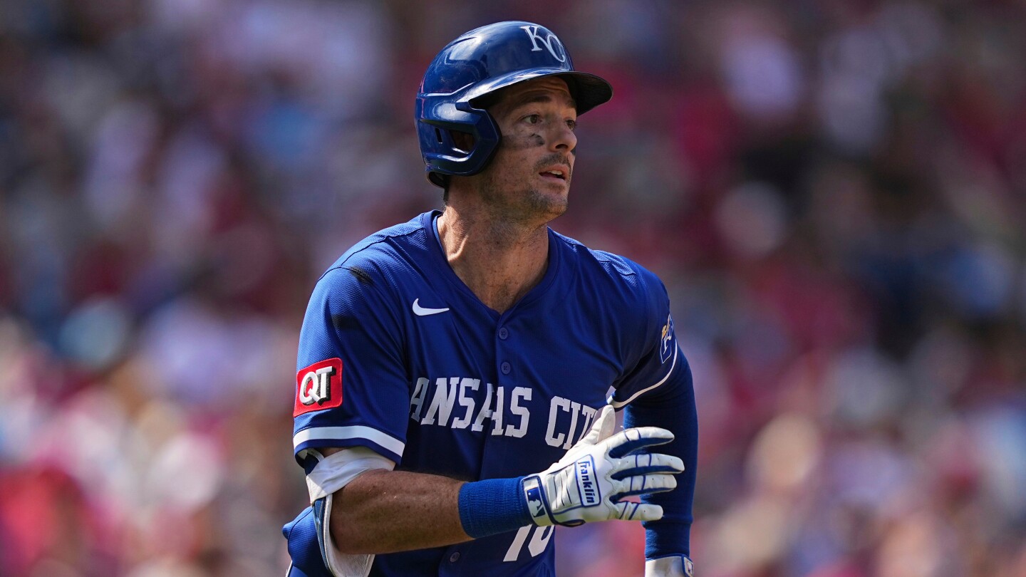 Veteran outfielder Mike Yastrzemski signs a 2-year deal with the Braves