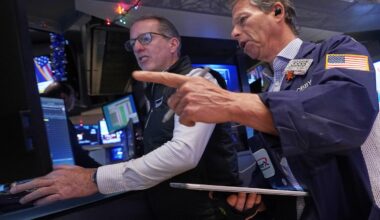 US stocks gain ground as AI stars climb again