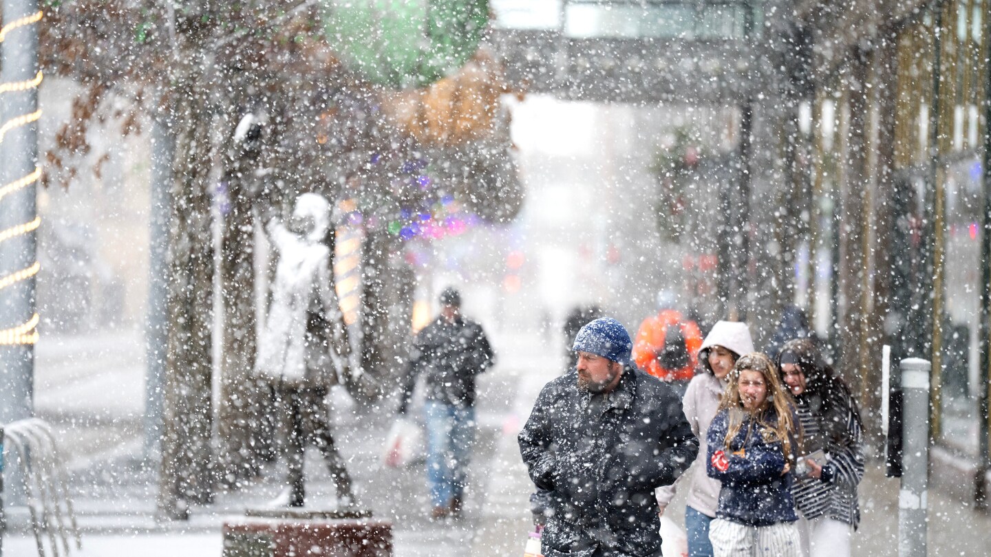 Blizzard conditions and strong winds as Midwest storm moves east