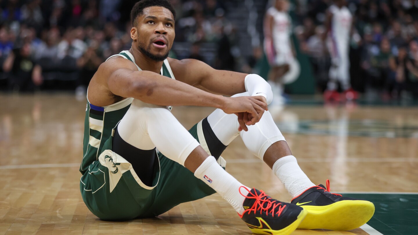 Antetokounmpo leaves Bucks' game with Pistons after straining right calf in first quarter