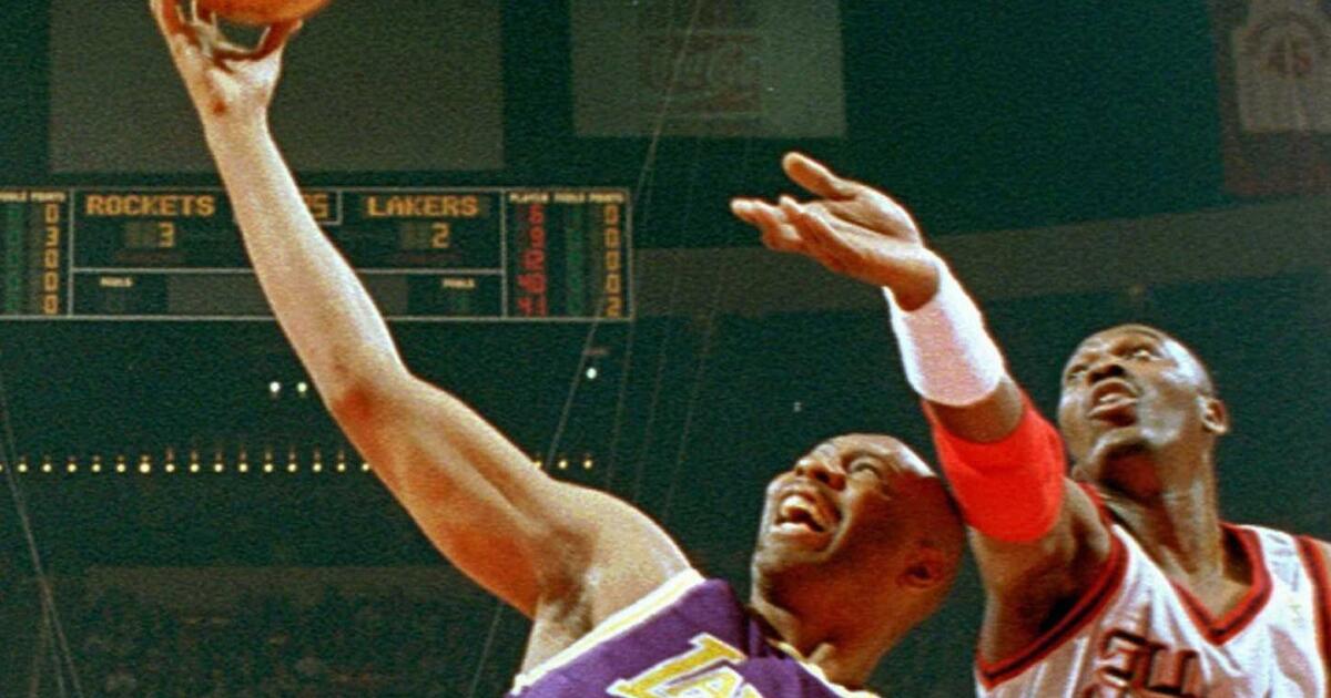 Former Laker Elden Campbell, known for his effortless style, dies at 57