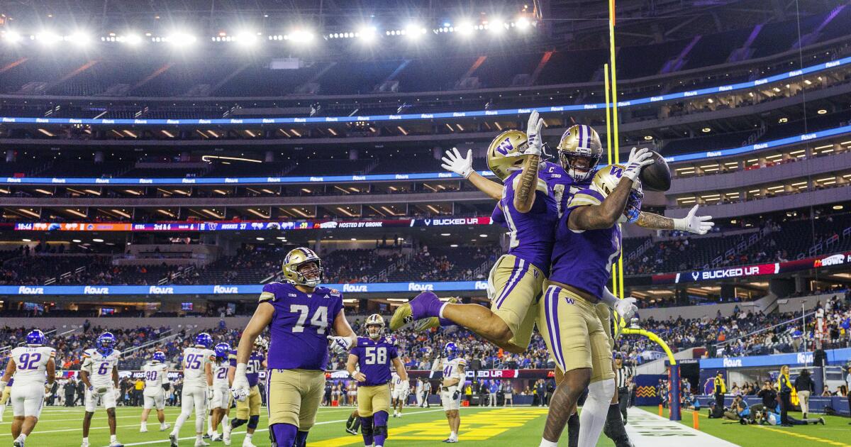 Washington snags five picks, pummels Boise State in L.A. Bowl