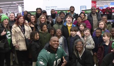 Former Eagle surprises South Philly kids with $200 spree