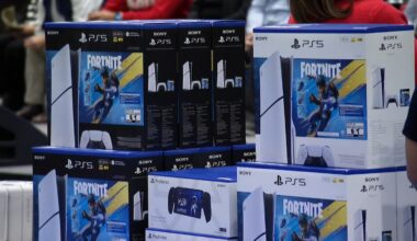 Chicago children in need get gifts at Christmas in the Wards – NBC Chicago