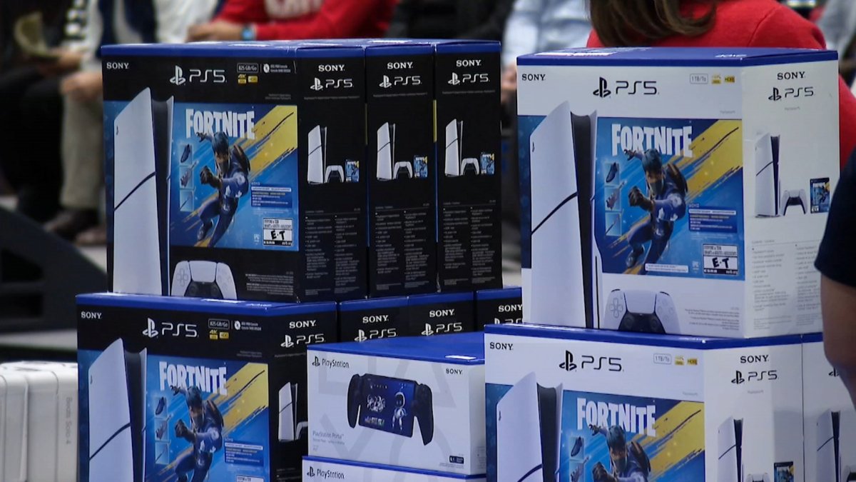 Chicago children in need get gifts at Christmas in the Wards – NBC Chicago