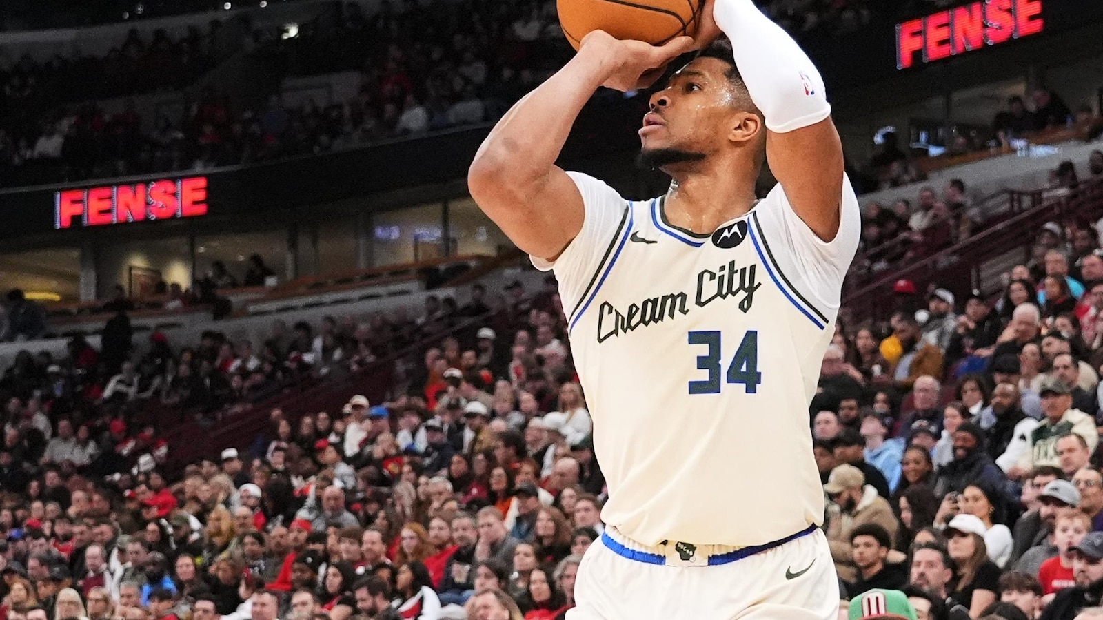 Antetokounmpo scores 29 points in his return as Bucks snap Bulls' 5-game winning streak