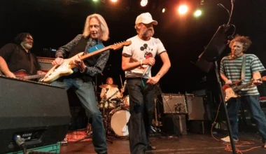 Bonnie 'Prince' Billy & Matt Berninger joined Yo La Tengo for Hanukkah Night 4 ++ Wyatt Cenac, Lenny Kaye & more (pics, setlist, video)