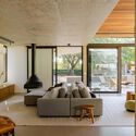 Flamboyant House / Juliana Camargo + Prumo projetos - Interior Photography, Living Room, Wood, Sofa, Table, Chair, Lighting