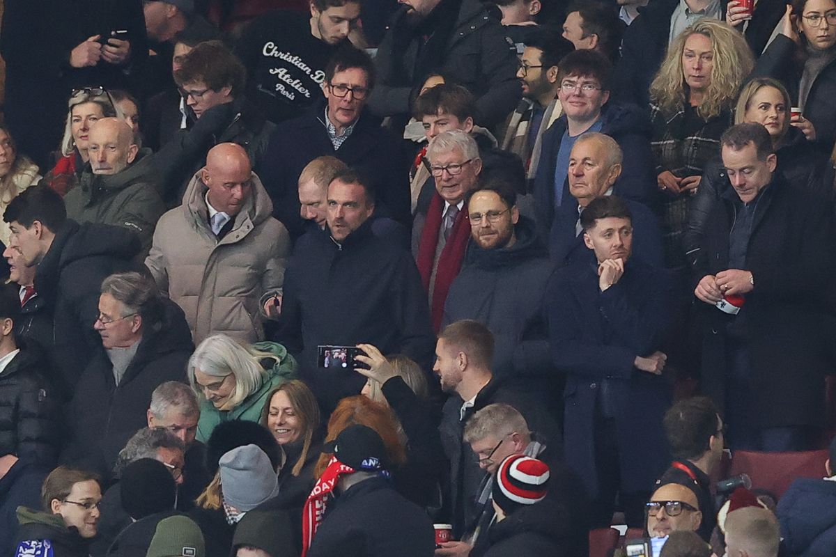 Nicky Butt, Paul Scholes and Sir Alex Ferguson during Manchester United's 2-1 Fa Cup defeat to Brighton
