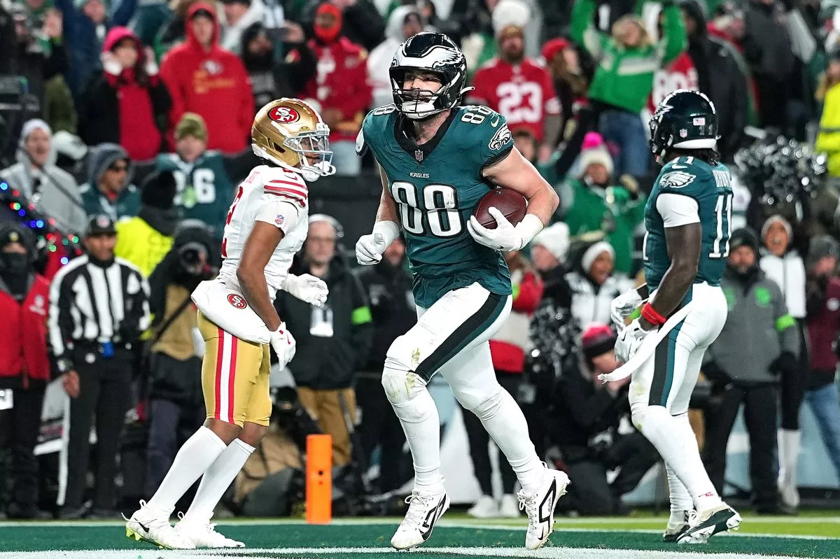 Dallas Goedert scored two touchdowns in the first half to give the Eagles the lead over the 49ers in the Wild Card playoff game