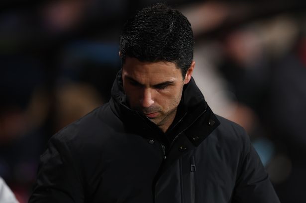 Mikel Arteta walks on the pitch.