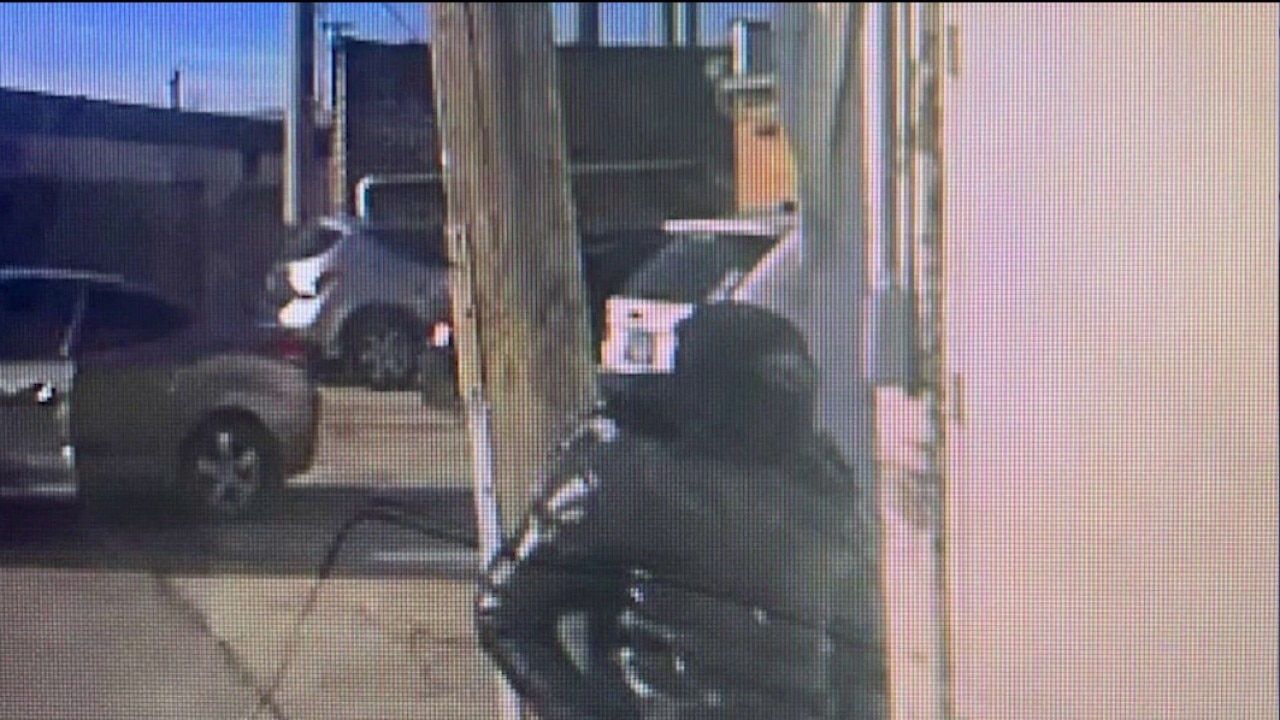 Chicago armored vehicle robbery: FBI offers $10K reward, releases photos of suspect after guard shot