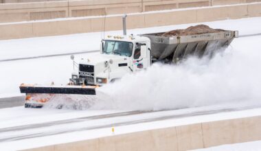 U.S. storm leaves 670,000 without power, forces major flight cancellations