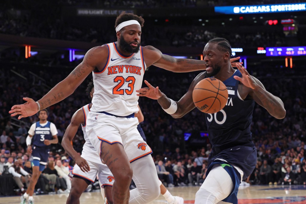 New York Knicks center Mitchell Robinson #23 defends against Timberwolves Julius Randle during the fourth quarter.
The New York Knicks defeated the Timberwolves.