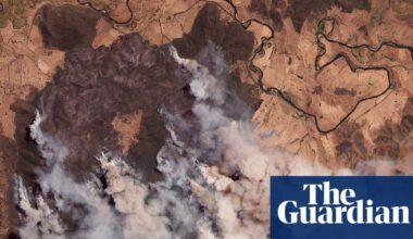 One person dead as PM visits bushfire-ravaged towns with 300 structures destroyed and 350,000 hectares burned | Bushfires