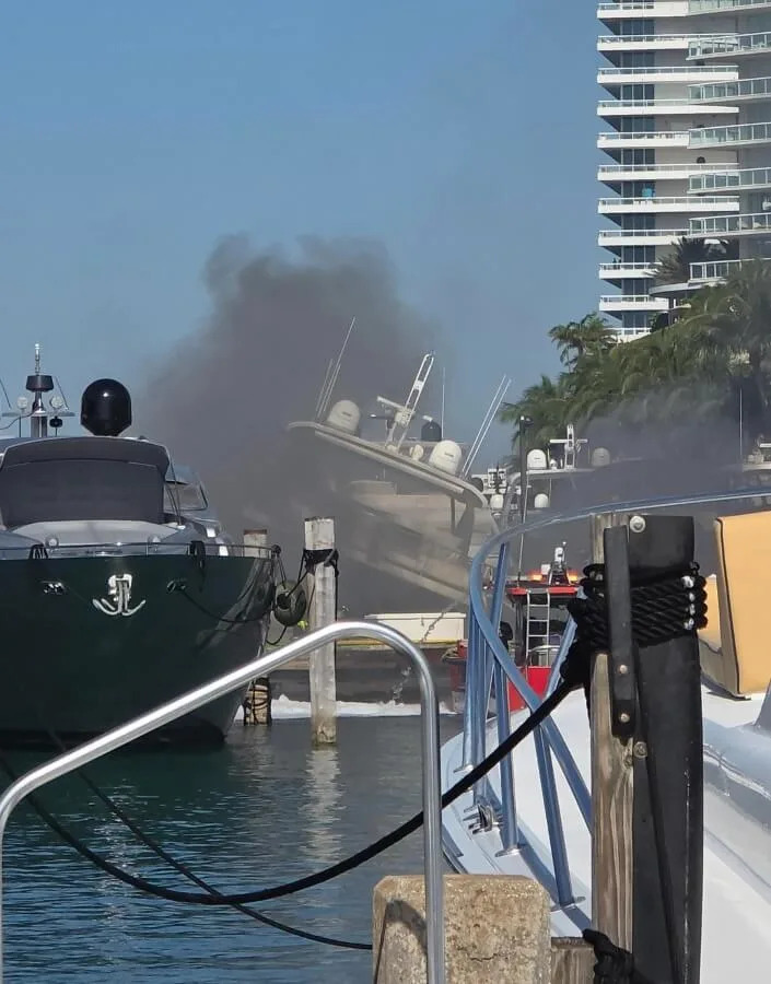 A series of photos posted to Reddit shows a yacht engulfed in smoke at a busy U.S. marina, and the aftermath is just as unsettling as the blaze itself.