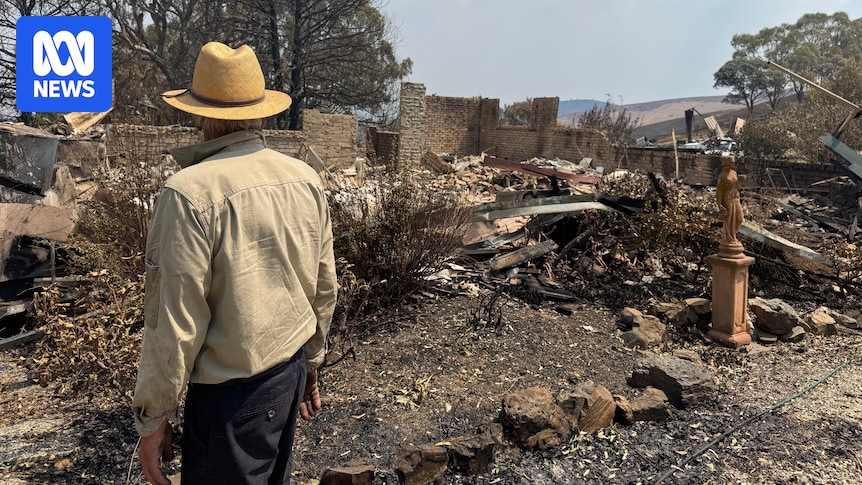Hundreds of structures destroyed in Victorian bushfires as locals assess damage
