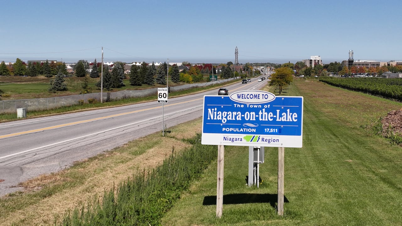 a sign that says welcome to naigara-on-the-lake