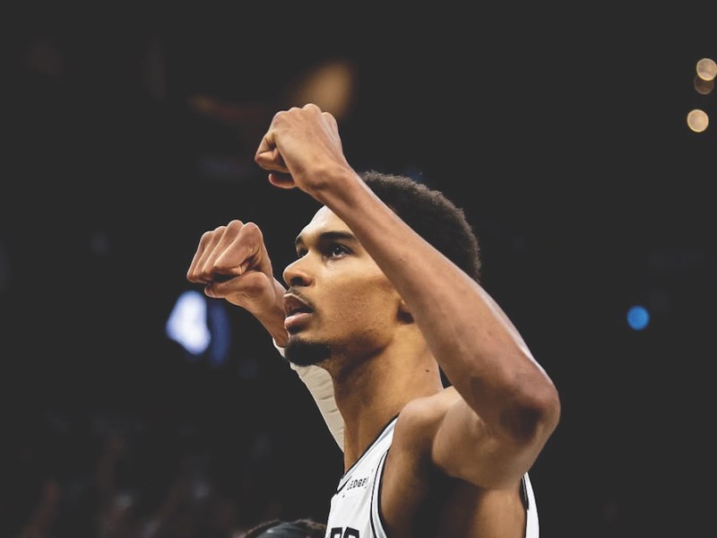 Donate blood on Friday and receive a pair of San Antonio Spurs tickets