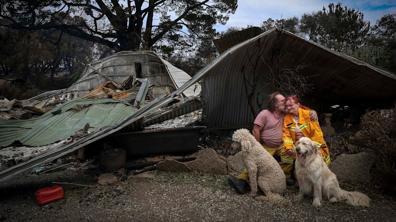 In pictures: Heartbreak and bravery on the front lines of Victoria’s bushfires - The Age