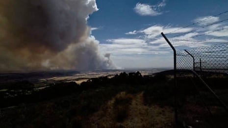 Footage shows smoke billowing from Victoria bushfire outbreak near Euroa - video