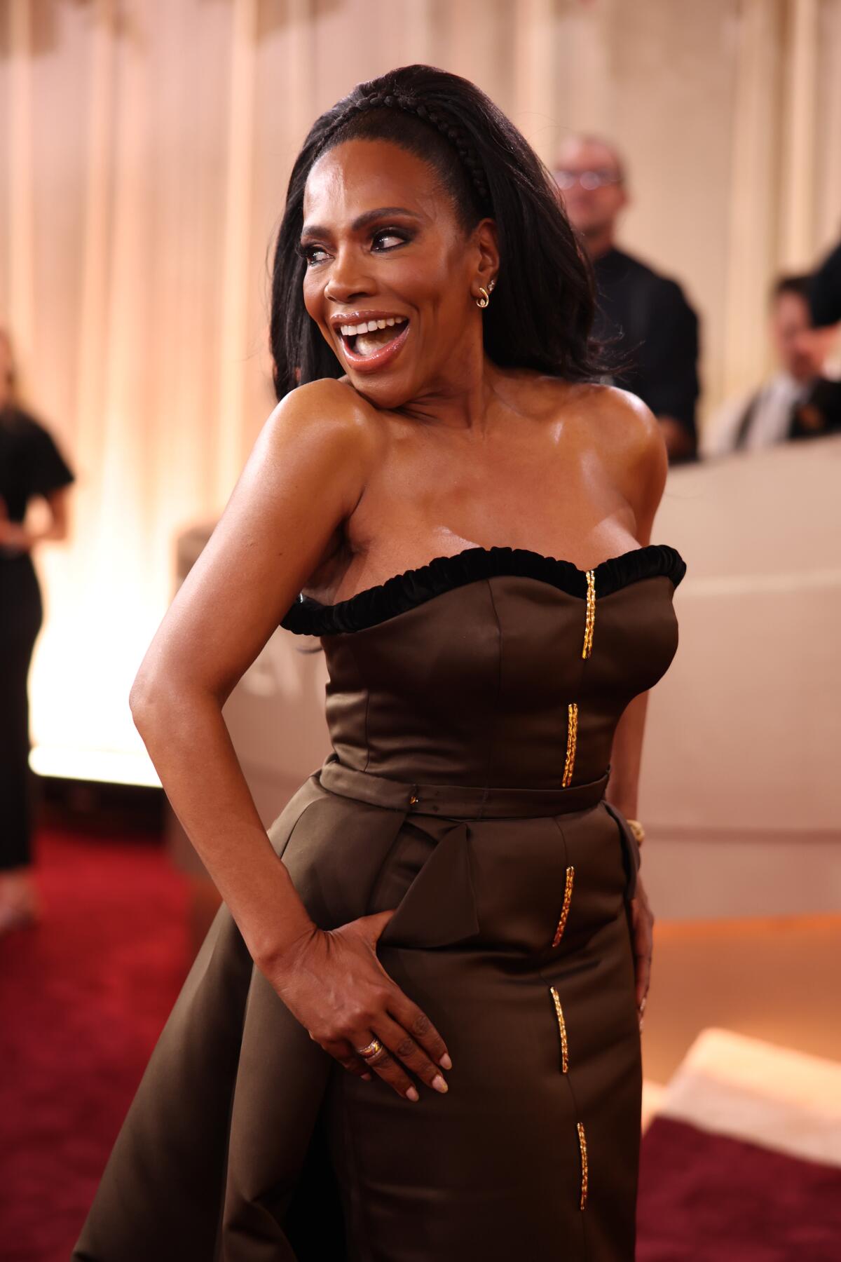 Sheryl Lee Ralph looks over her right shoulder on the red carpet at the 2026 Golden Globes