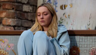Coronation Street villain Megan rocked by mystery caller in early ITVX episode