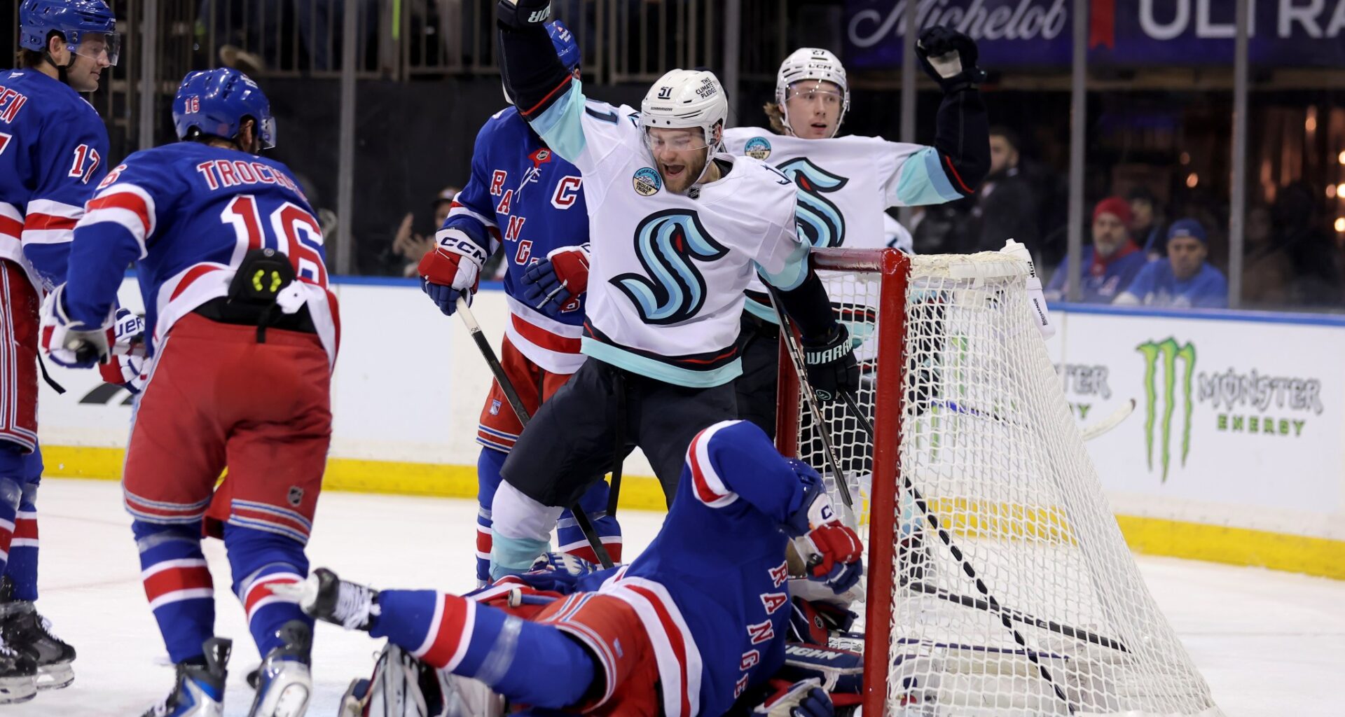 Seattle comes back to win 4-2 against New York!