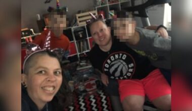 A court sketch showing two women in green prison jumpsuits seated in boxes with a police officer in-between them.