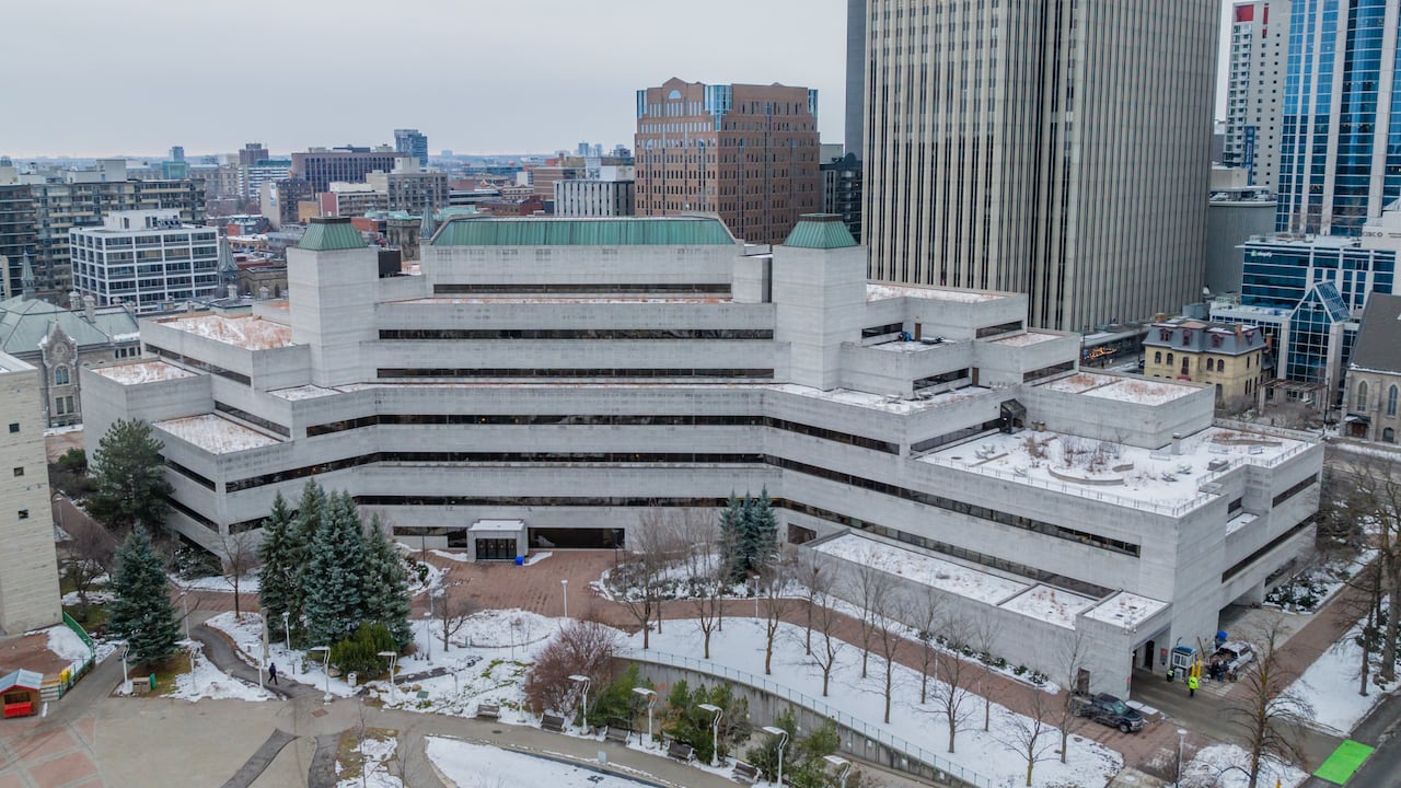 A city's main downtown courthouse at the end of autumn.