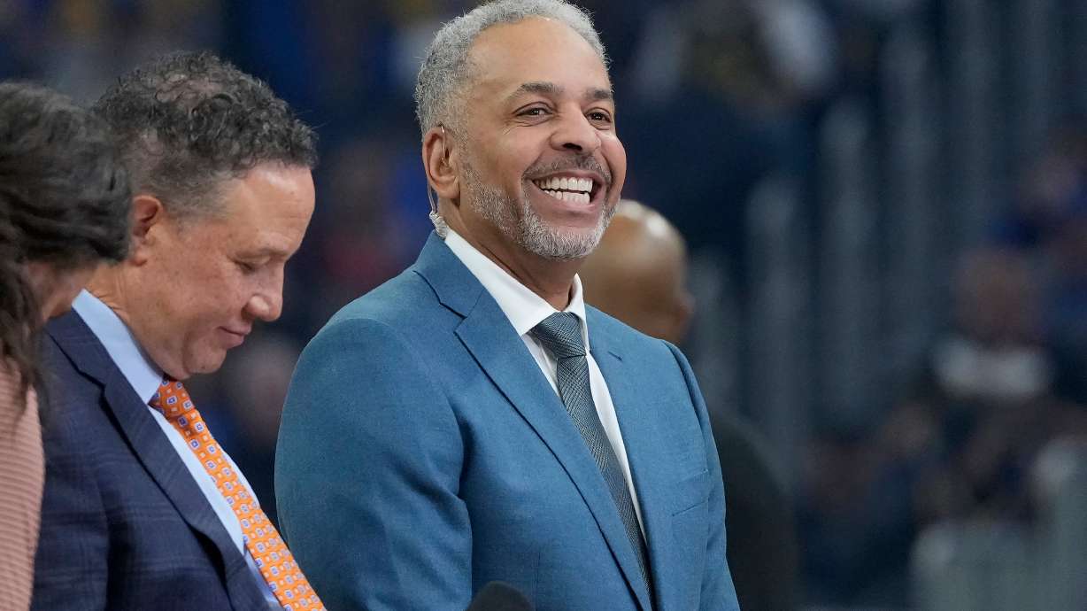 Dell Curry finally getting his No. 30 jersey retired by Charlotte