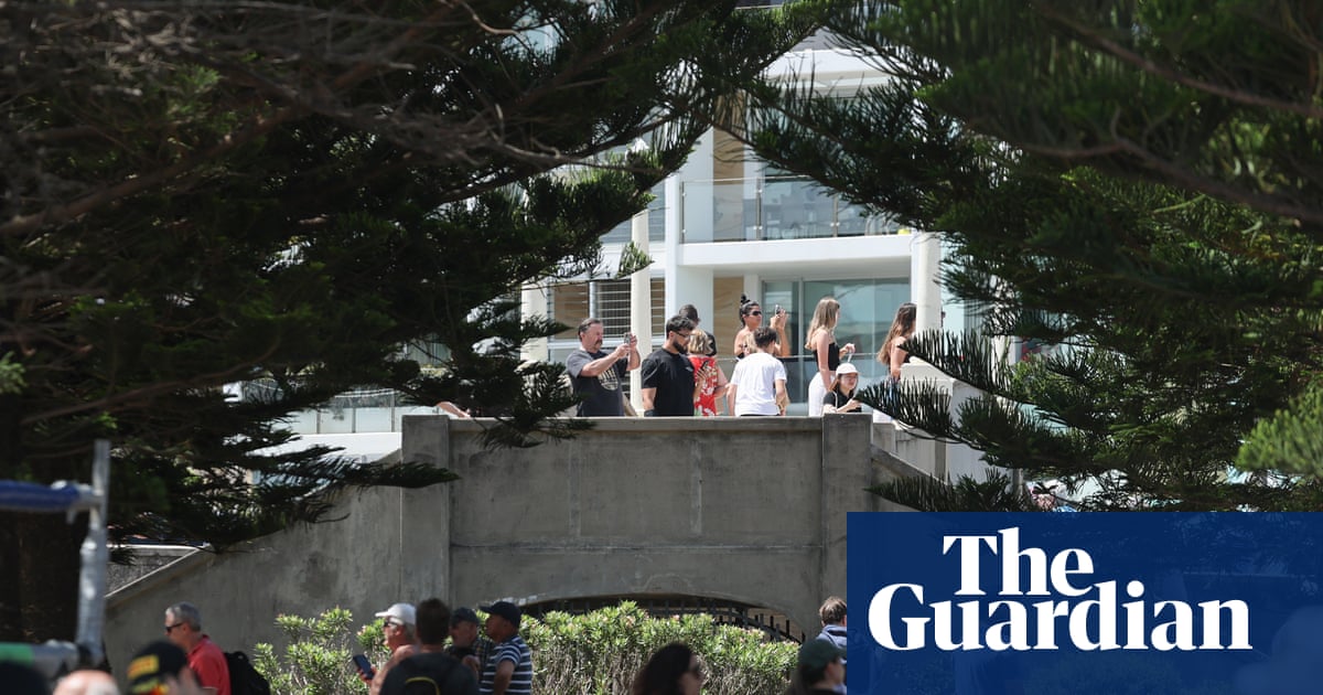 Future of Bondi footbridge on hold after council agrees to consider options | Bondi beach terror attack