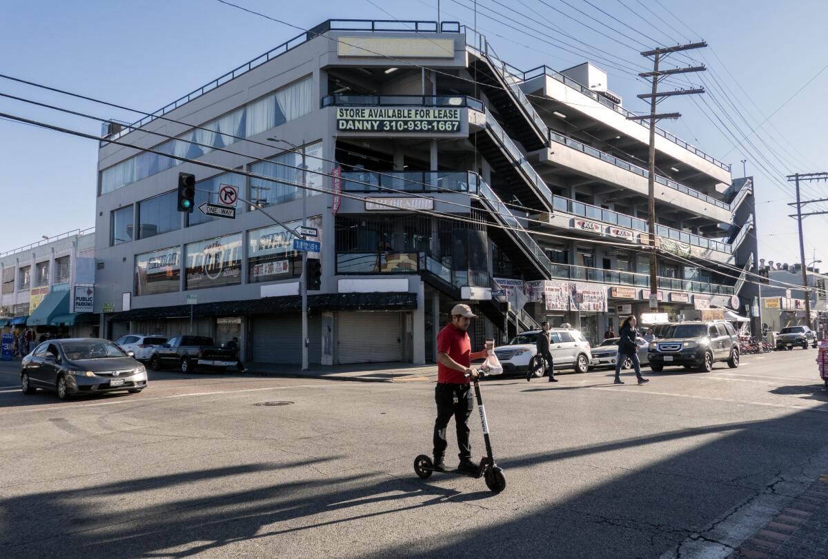  Immigration agents blocked this intersection at Maple and 11th streets in the Fashion District 