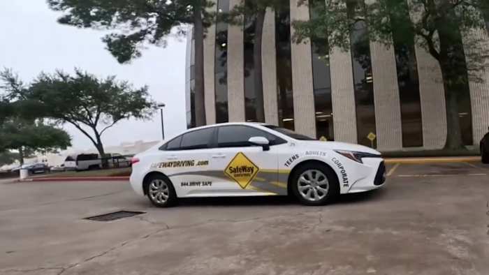 Expert tips and essential car emergency kit for safe winter driving