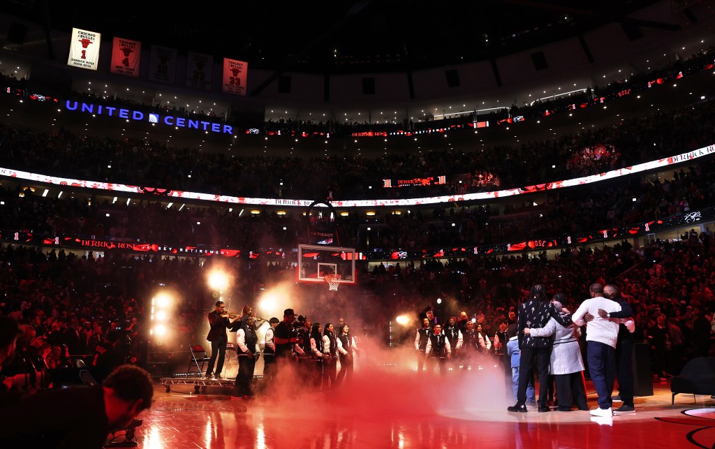 Chicago Bulls retire Derrick Rose's No. 1 jersey