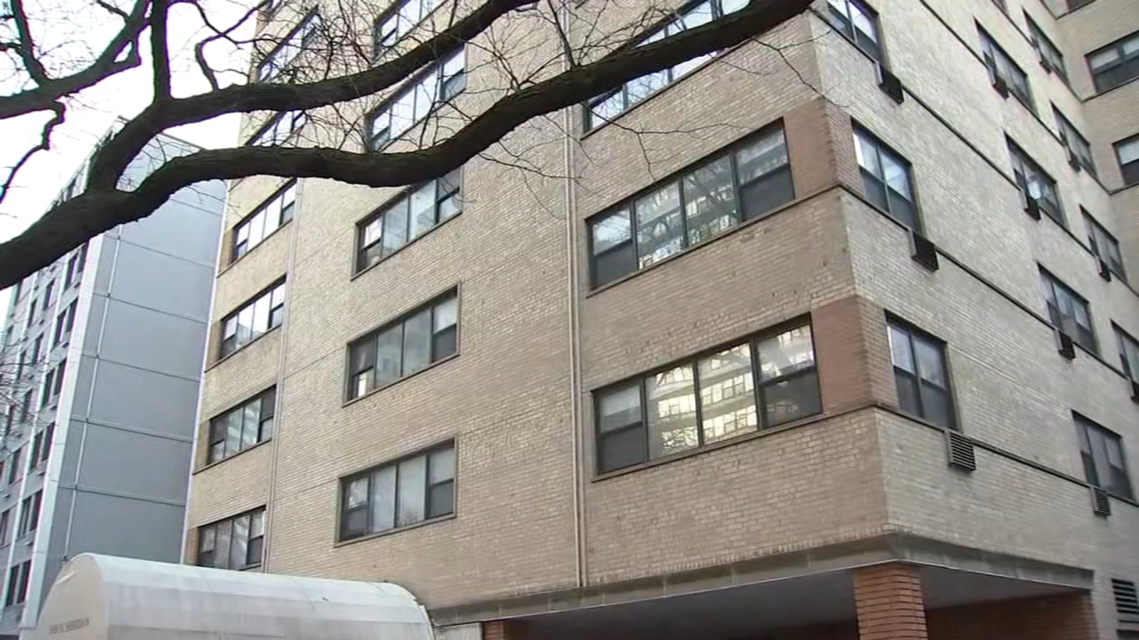 1-year-old boy critically hurt after fall from Edgewater, Chicago building in 5800-block of North Sheridan Road: police department