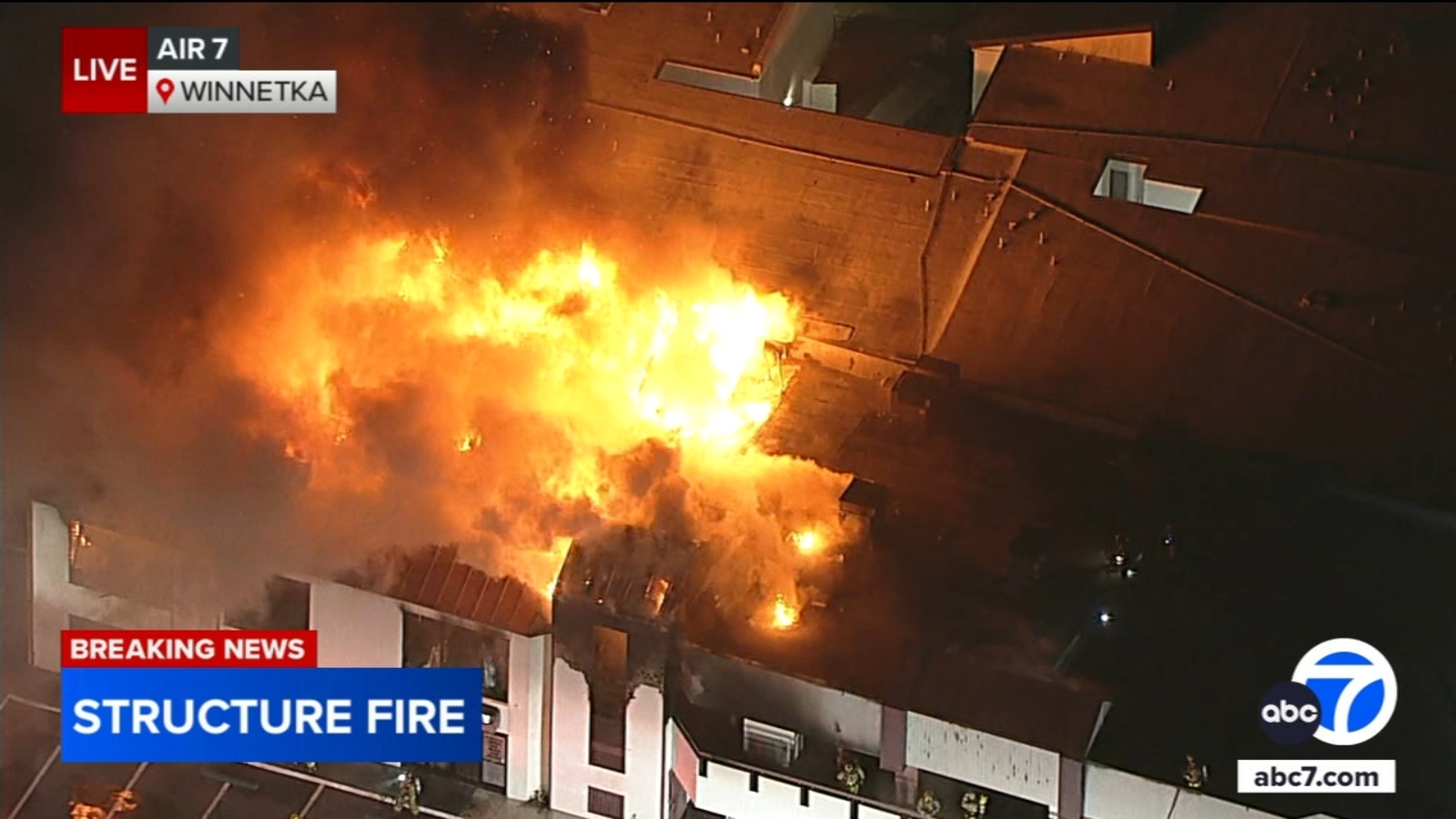 1 person hospitalized after large fire breaks out at commercial building in Winnetka, Los Angeles