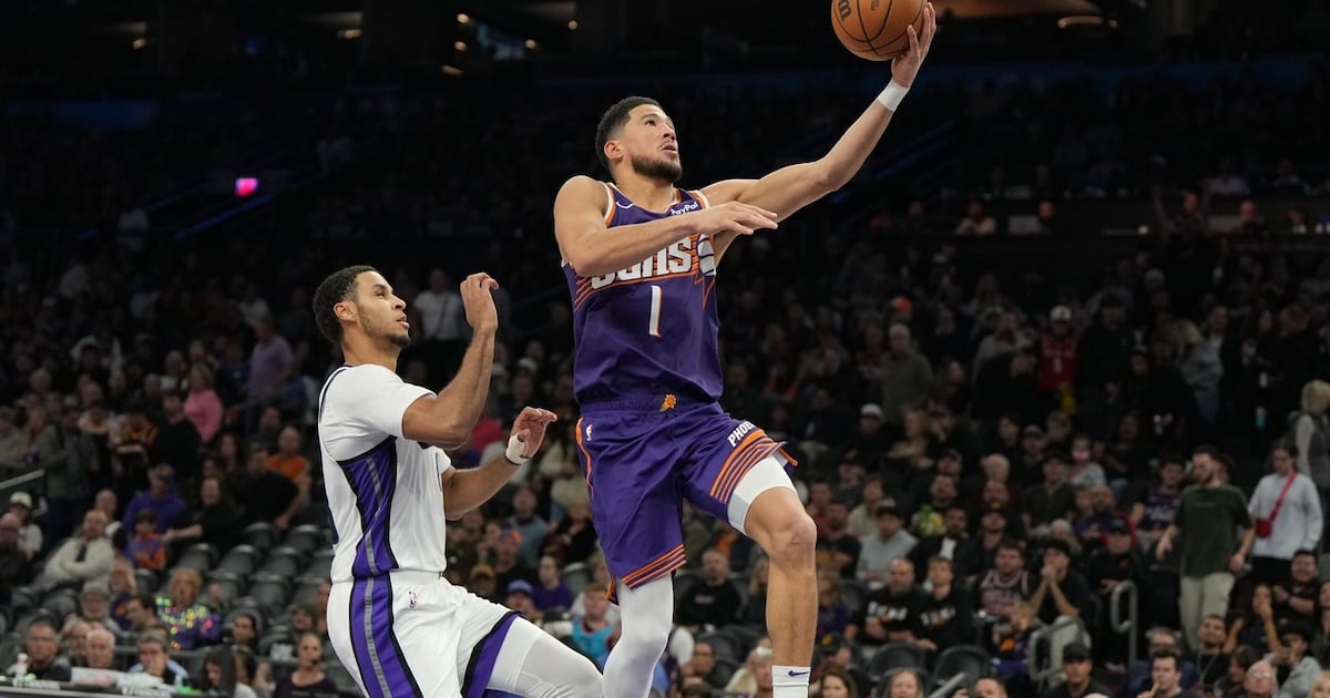 Devin Booker scores 20 in 1st quarter as Phoenix Suns rout Sacramento Kings