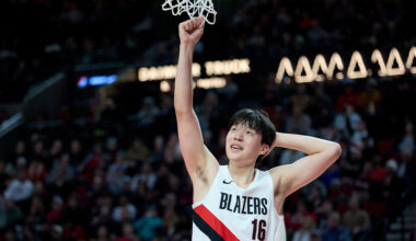 Portland center Yang Hansen takes inadvertent knee to back of head in scary play against Warriors